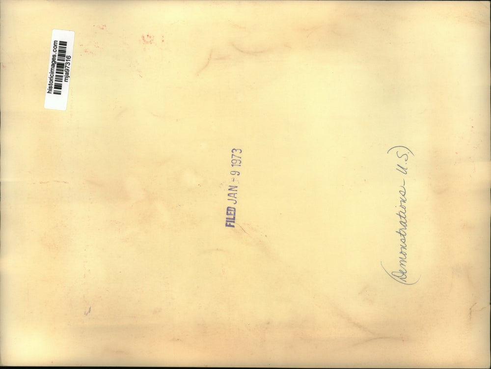 1973 Press Photo Pickets walk in front of Wyoming County Courthouse in Warsaw