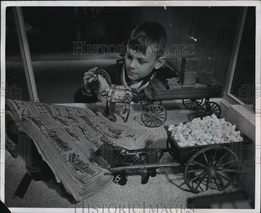 1965 Press Photo Robert Meyer observes antique toys at Milwaukee Museum