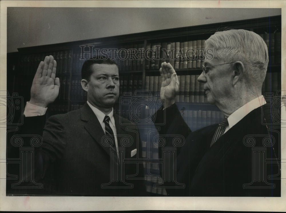 1961 Press Photo F. Ryan Duffy being sworn into the office of a judge