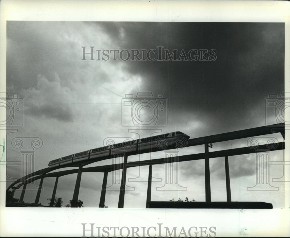 1982 Press Photo Disney World monorail shuttles passengers, Florida - mja97404- Historic Images