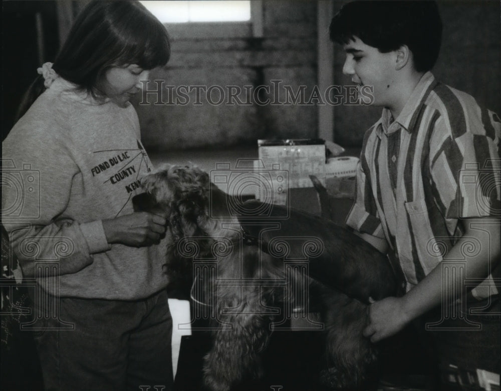 1994 Press Photo Ryan Kutter of West Bend &amp; his dog Maggie with Dr. Marty Greer- Historic Images