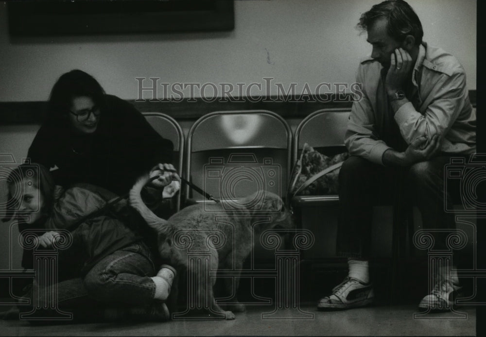 1993 Press Photo Jim Korczynski, Suzanne Clark and Elizabeth Clark with puppy- Historic Images