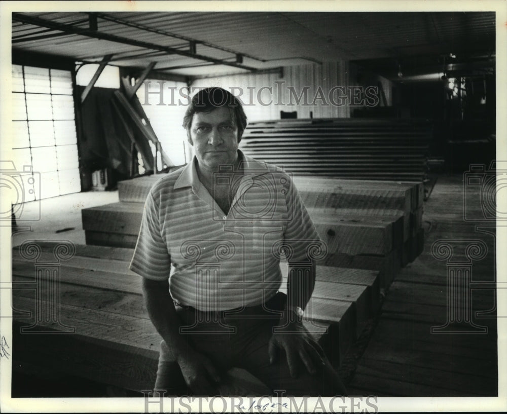 1981 Press Photo Vern Dumke the singing lumberjack in his Peshtigo sawmill- Historic Images