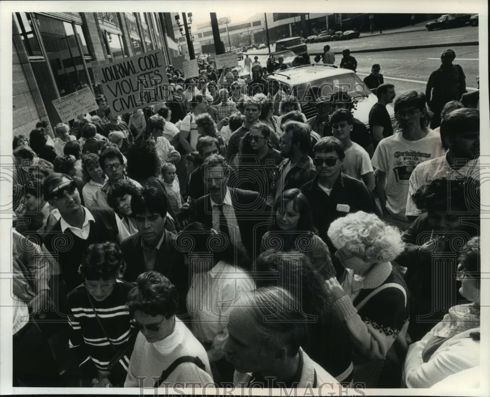 1989 Press Photo People protest The Milwaukee Journal for firing employee- Historic Images