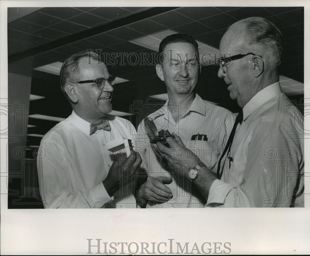 1964 Press Photo Carl Echrich Journal Employee celebrating 25th anniversary