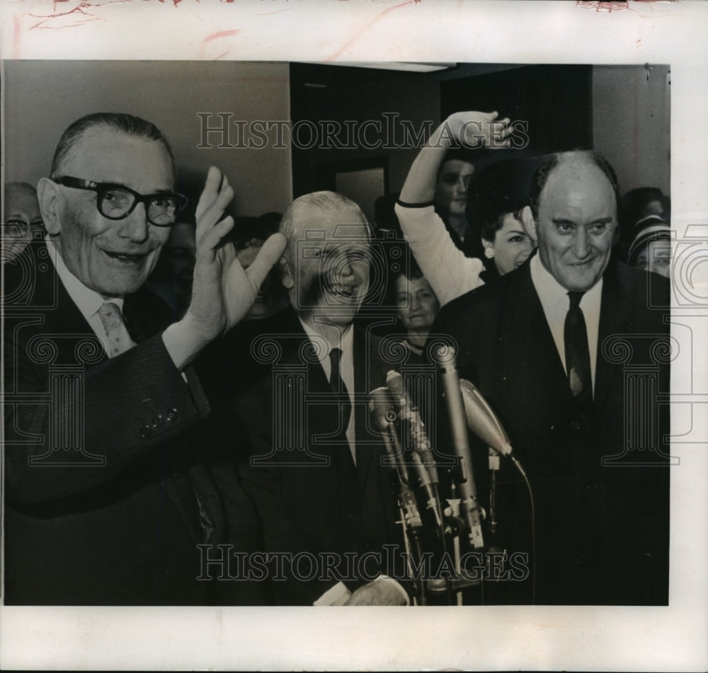 1966 Press Photo The three doctors was happy after their acquittal in Chicago.