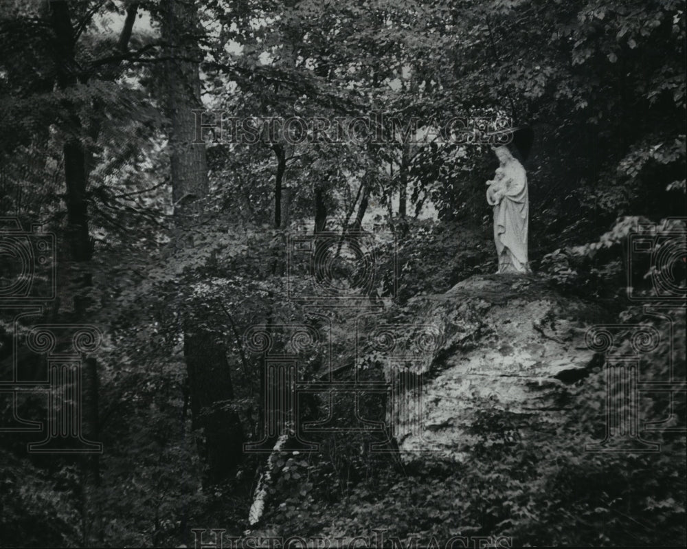 1977 Press Photo Religious Statue on the Glen Grounds Viewed From Picnic Area- Historic Images