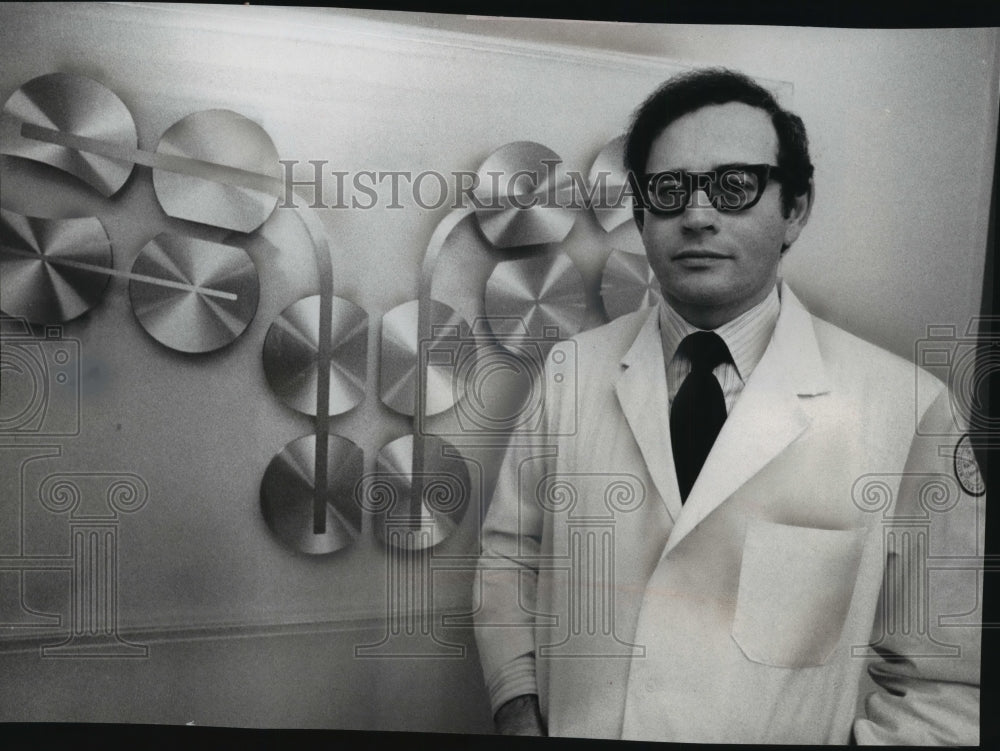 1975 Press Photo Dr. Gerald Eielman at Rockefeller University in New York City