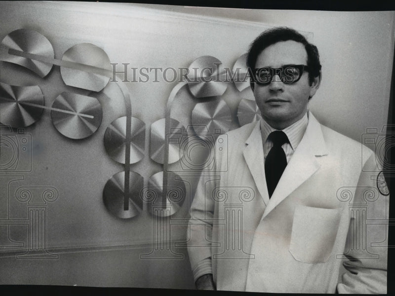 Load image into Gallery viewer, 1975 Press Photo Dr. Gerald Eielman at Rockefeller University in New York City
