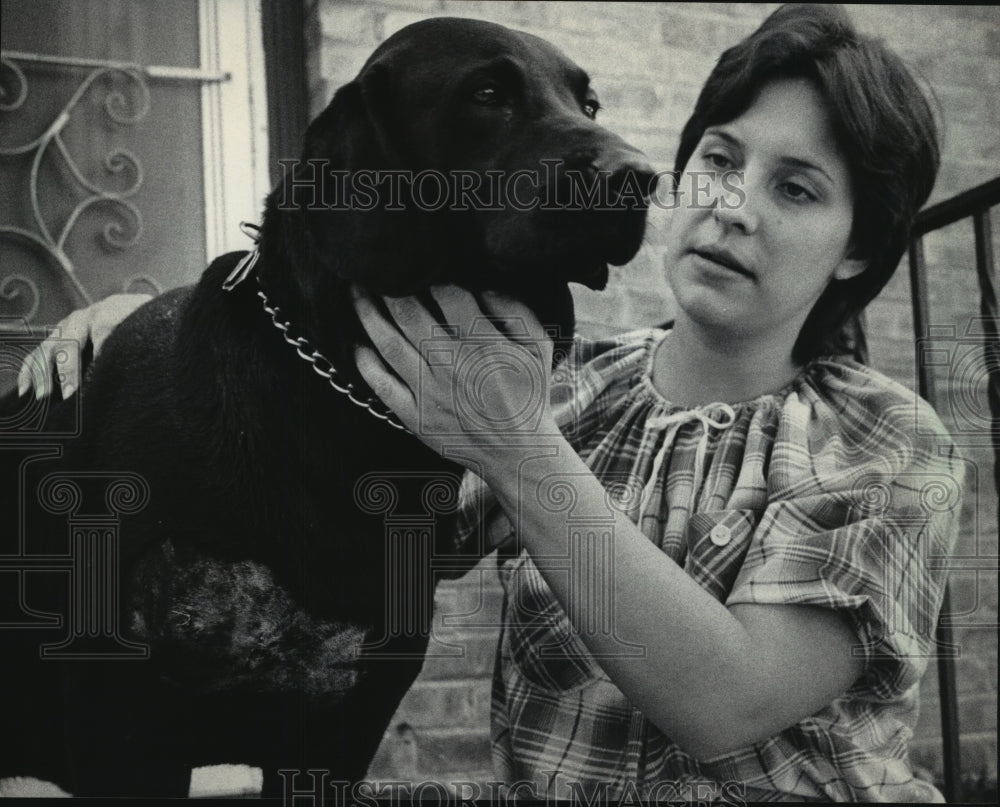 1985 Press Photo Denise Mielotz pets Blazer, a dog that was shot in the shoulder
