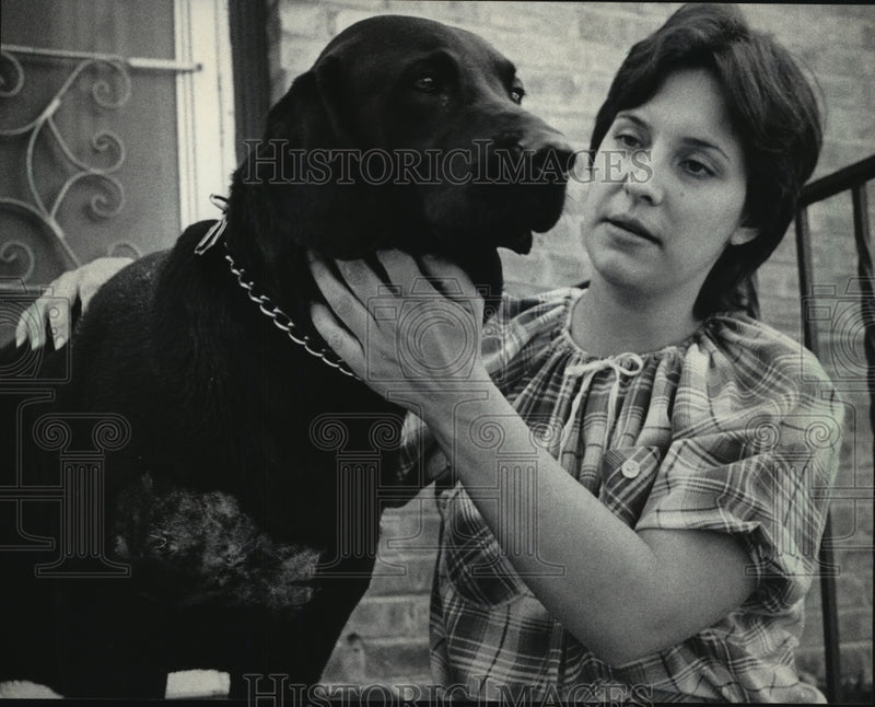 Load image into Gallery viewer, 1985 Press Photo Denise Mielotz pets Blazer, a dog that was shot in the shoulder
