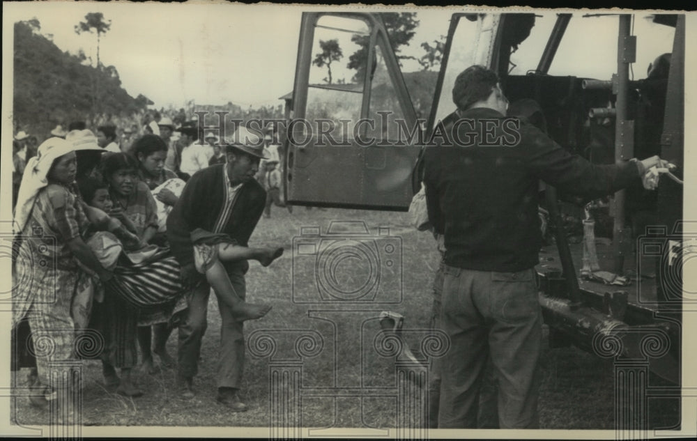 1976 Press Photo An injured Indian woman is carried into a helicopter, Guatemala- Historic Images