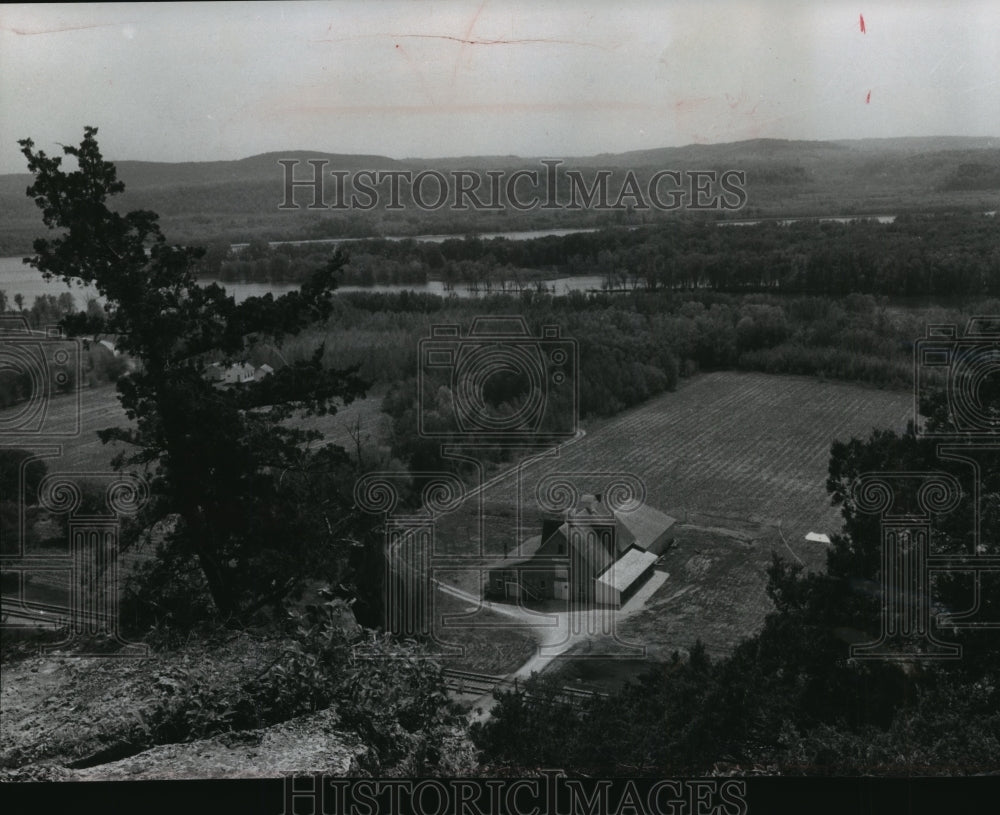 1958 Press Photo Nelson Dewey State Park farm building on the Mississippi river- Historic Images