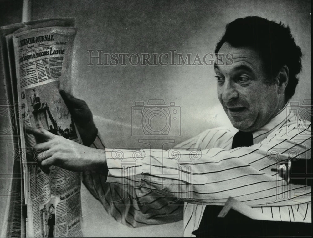 1975 Press Photo Press critic and author, Edwin Diamond, examines a newspaper- Historic Images