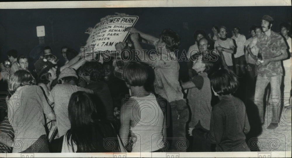 1970 Press Photo Protesters tear down a sign at Water Tower Park in Milwaukee