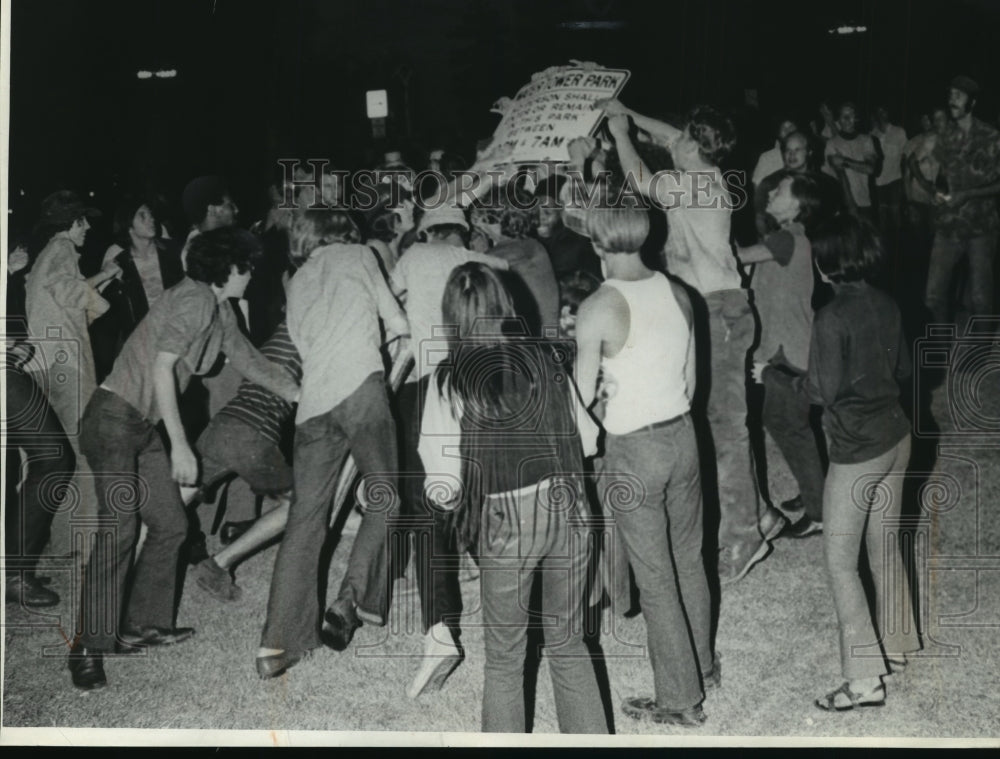1970 Press Photo A sign is torn down by curfew protesters in Water Tower Park