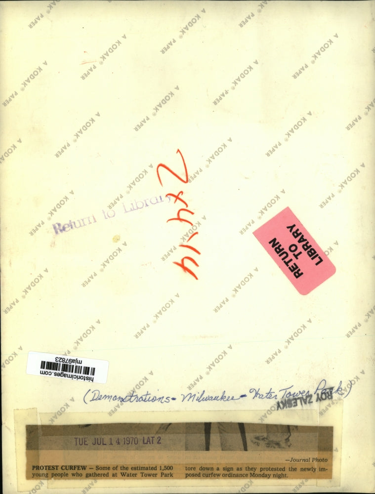 1970 Press Photo A sign is torn down by curfew protesters in Water Tower Park