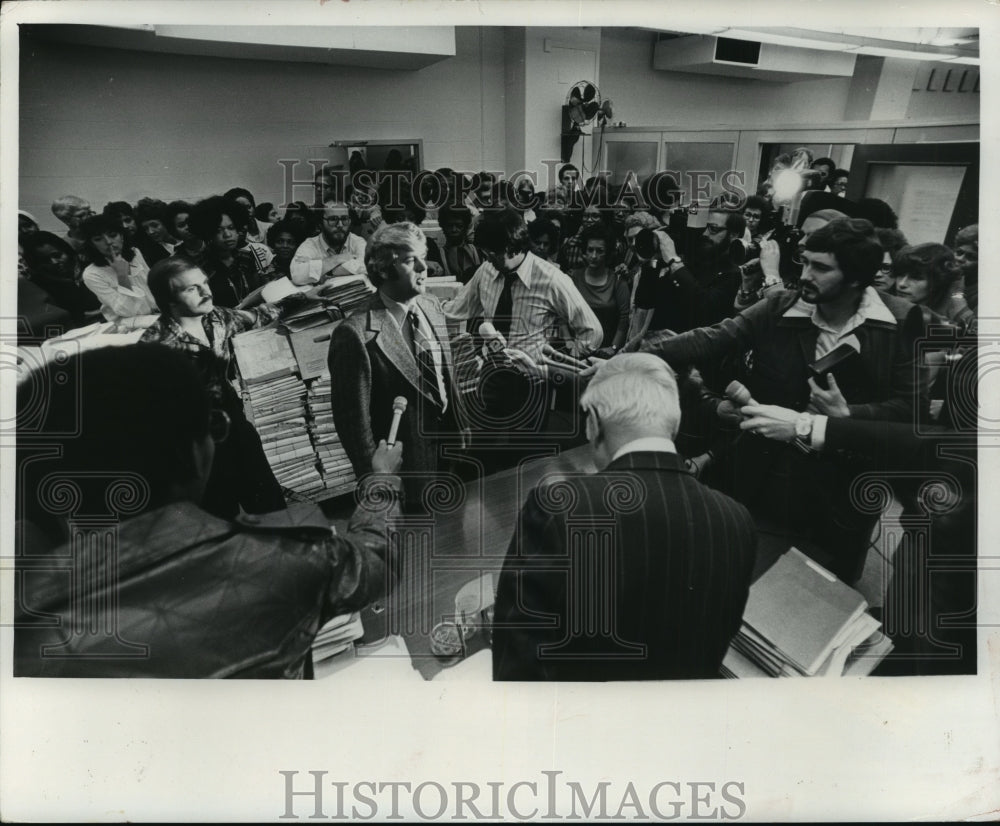 1977 Press Photo Protesters refuse to work overtime because of cuts in staffing- Historic Images