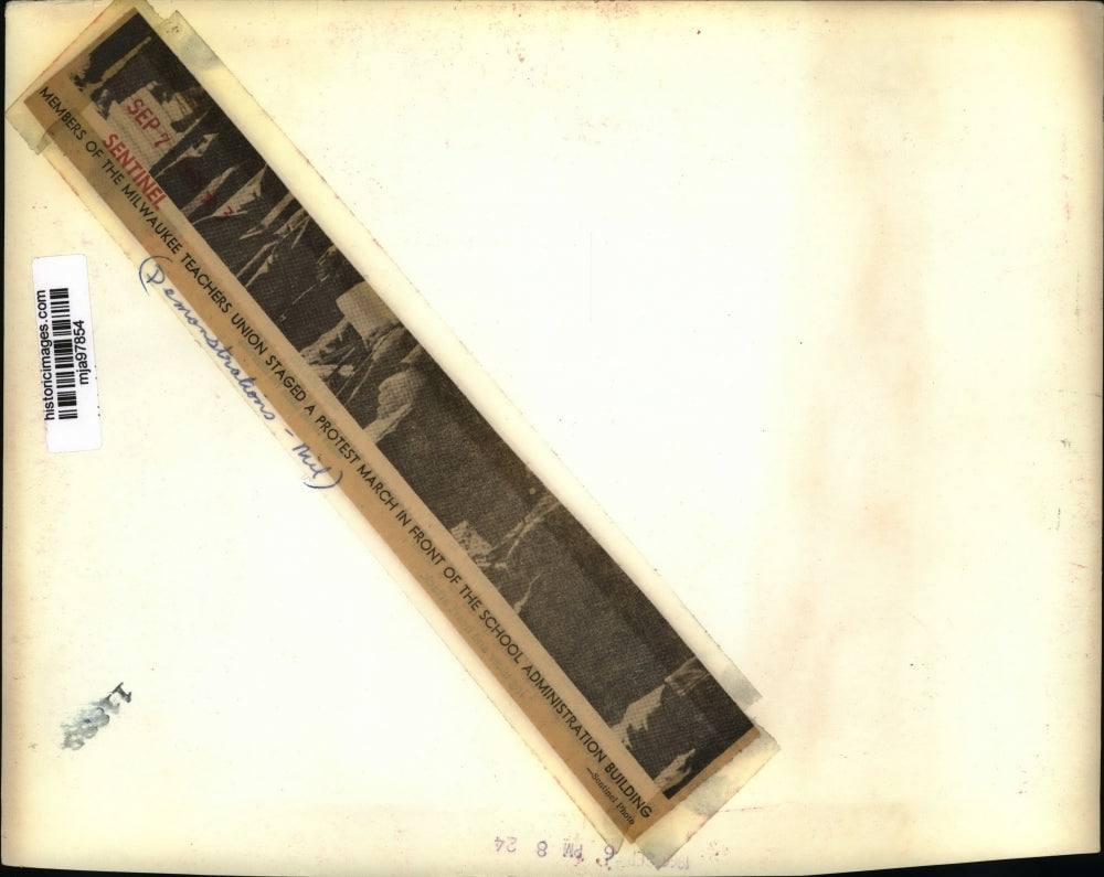 1966 Press Photo Members of the Milwaukee Teachers Union march in Milwaukee