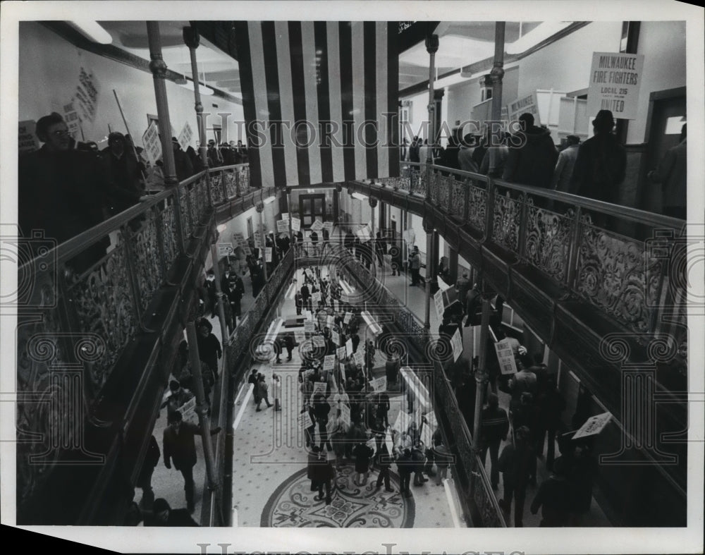 1975 Press Photo 500 city workers protesting in Milwaukee City Hall. - mja97861