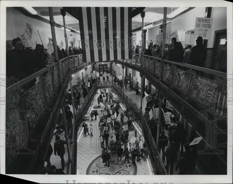 Load image into Gallery viewer, 1975 Press Photo 500 city workers protesting in Milwaukee City Hall. - mja97861
