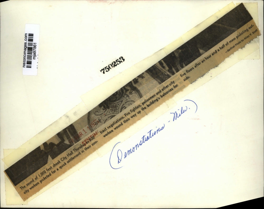 1975 Press Photo 500 city workers protesting in Milwaukee City Hall. - mja97861