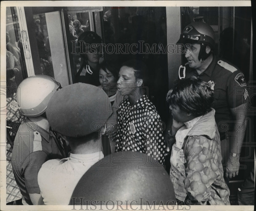 1968 Press Photo Milwaukee&#39;s police kept doorways open at welfare building- Historic Images