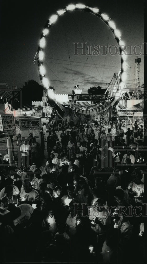 1989 Press Photo Candlelight Vigil during Carnival for Shooting Victim Milwaukee- Historic Images