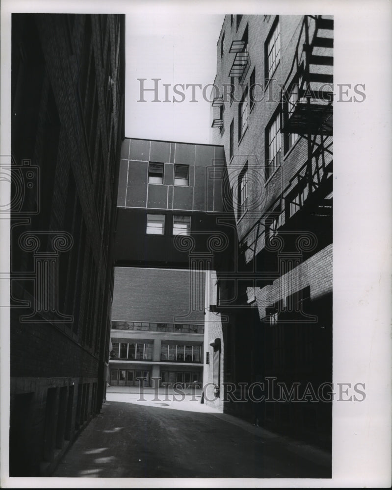1962 Press Photo Crosswalk between Journal Building and Annex, Milwaukee