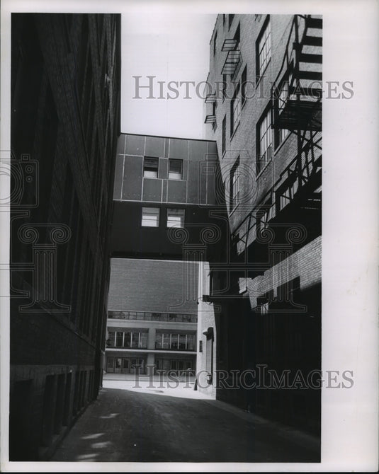 1962 Press Photo Crosswalk between Journal Building and Annex, Milwaukee
