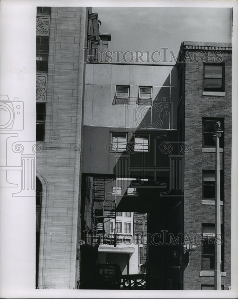 1962 Press Photo Crosswalk between Journal Building and Annex, Milwaukee- Historic Images