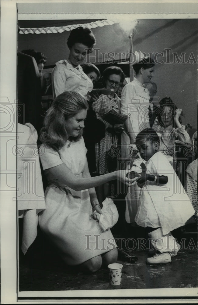 Load image into Gallery viewer, 1968 Press Photo Edwin Young is handed toy by Miss Tricia Nixon, Washington
