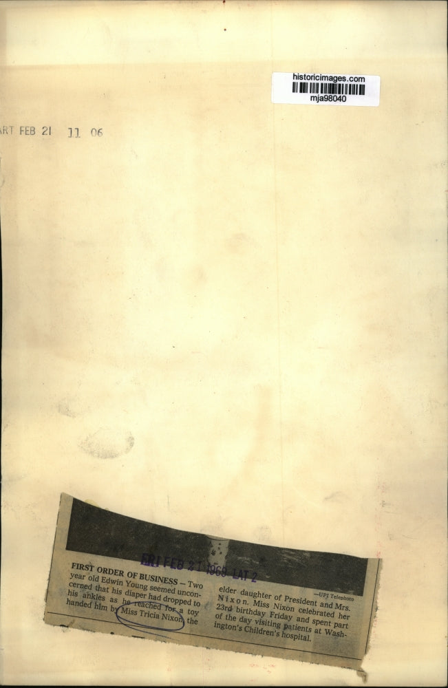 1968 Press Photo Edwin Young is handed toy by Miss Tricia Nixon, Washington