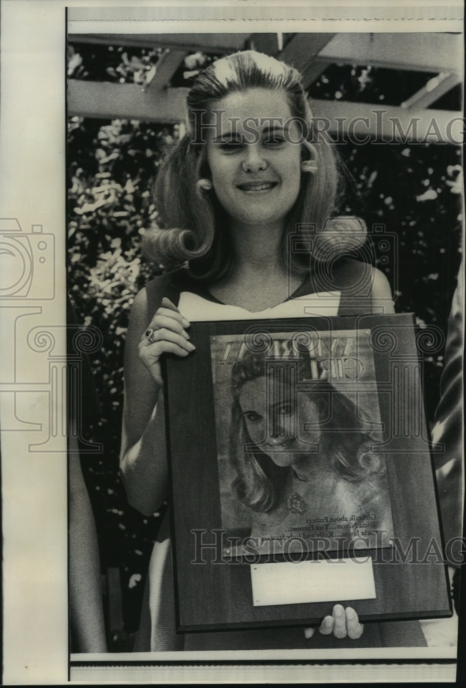 1969 Press Photo Tricia Nixon holding plate for the cover of American Girl- Historic Images