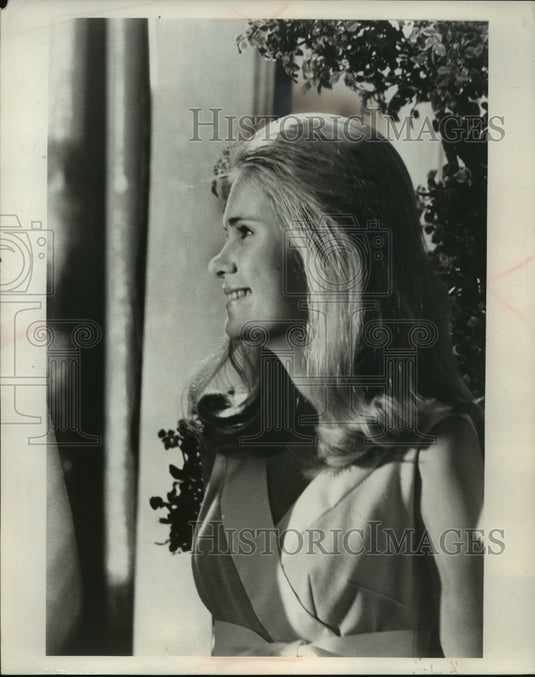 1968 Press Photo Tricia Nixon appearing to be looking out a window - mja98042- Historic Images