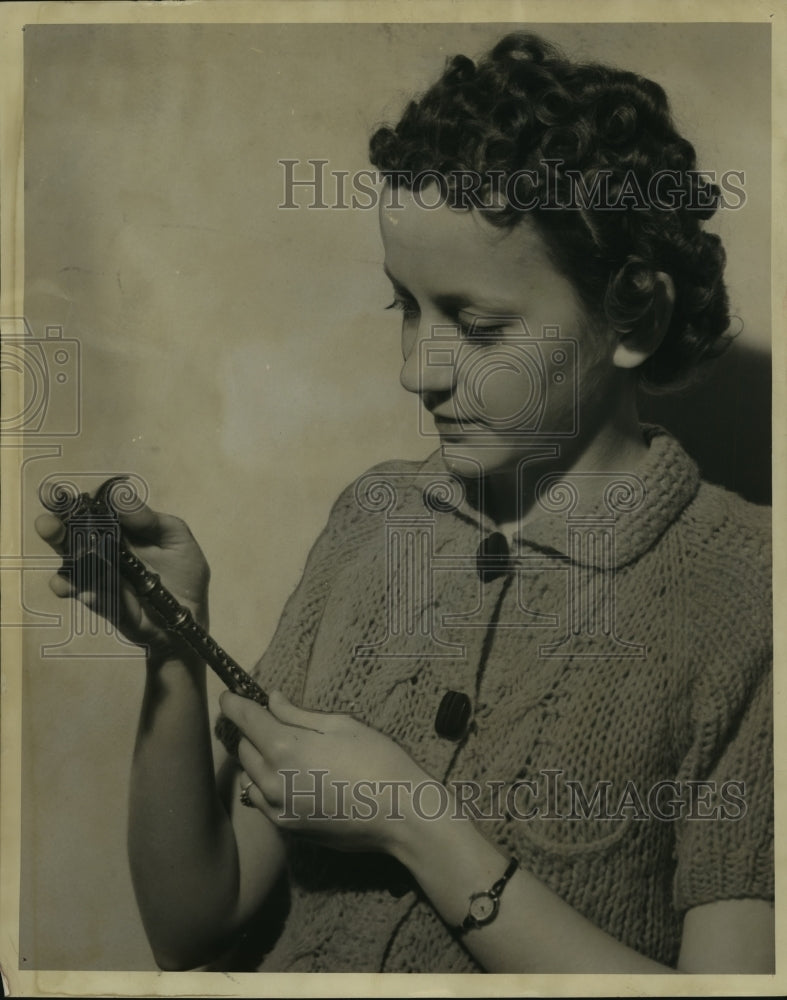 1939 Press Photo  Stenographer of Milwaukee museum,  replica of Peter&#39;s hammer.- Historic Images