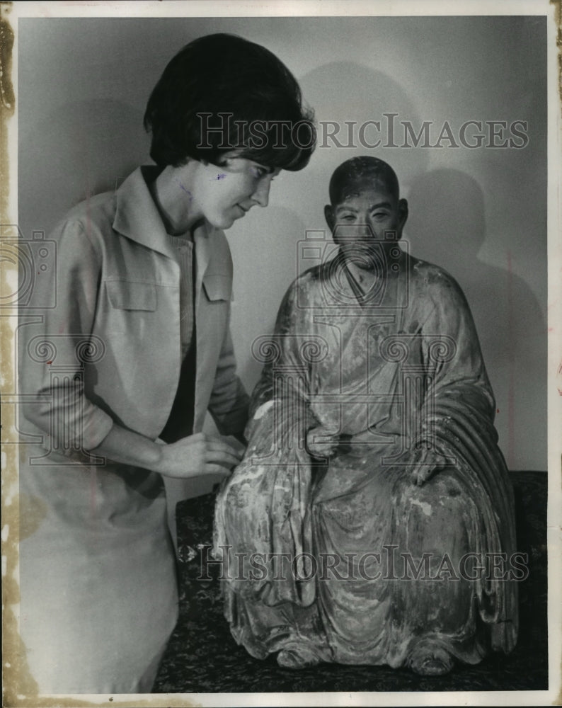 1966 Press Photo Karen Heerhold examines Japanese sculpture at Milwaukee Museum- Historic Images