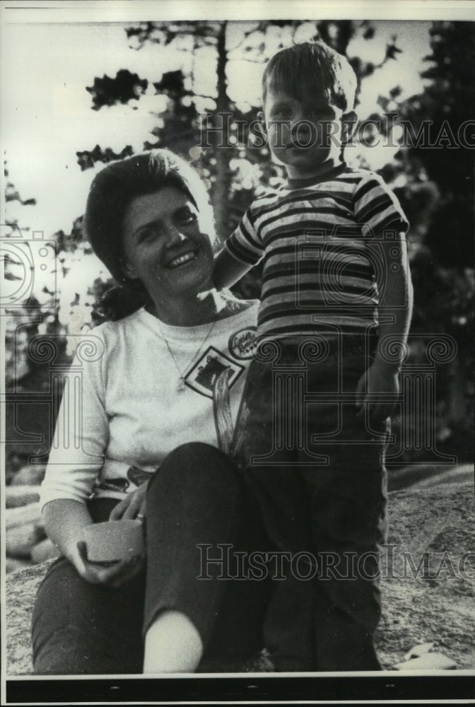 1971 Press Photo Priest Robert Duryea's wife, Mrs. Duryea, and son, Paul