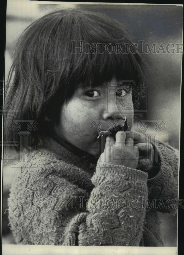 1976 Press Photo A Girl Eating Food after Earthquake in San Pedro, Guatemala- Historic Images