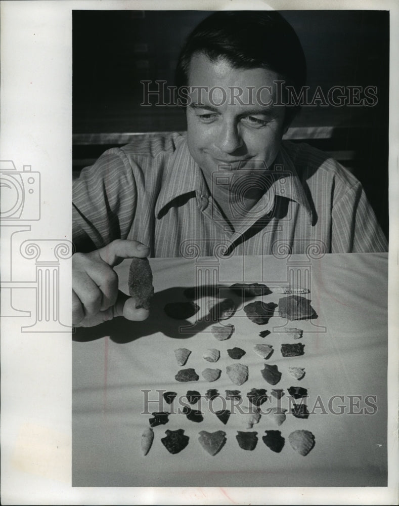 1971 Press Photo Milwaukee Native Thomas Kehoe Inspects his Arrowhead Collection- Historic Images