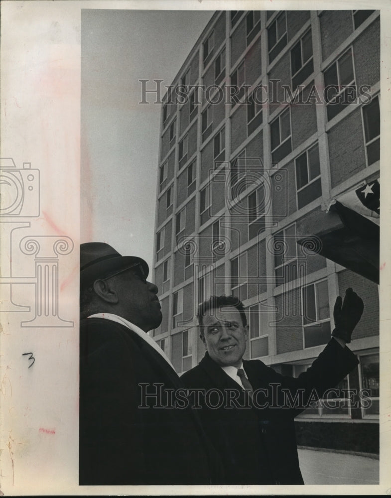 Load image into Gallery viewer, 1967 Press Photo Alderman Robert Dwyer and Reverend Cecil Fisher in Milwaukee

