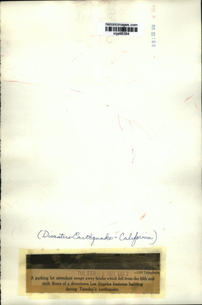 1971 Press Photo Man Sweeps up Residue after Los Angeles, California Earthquake