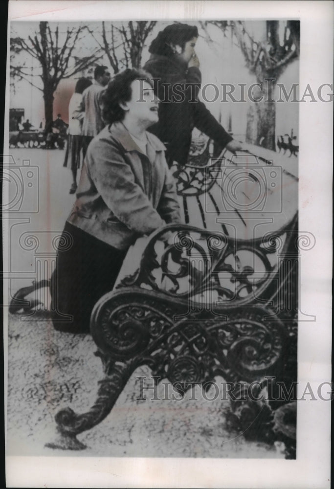 1960 Press Photo Concepcion, Chile-Women react to an earthquake that hit.