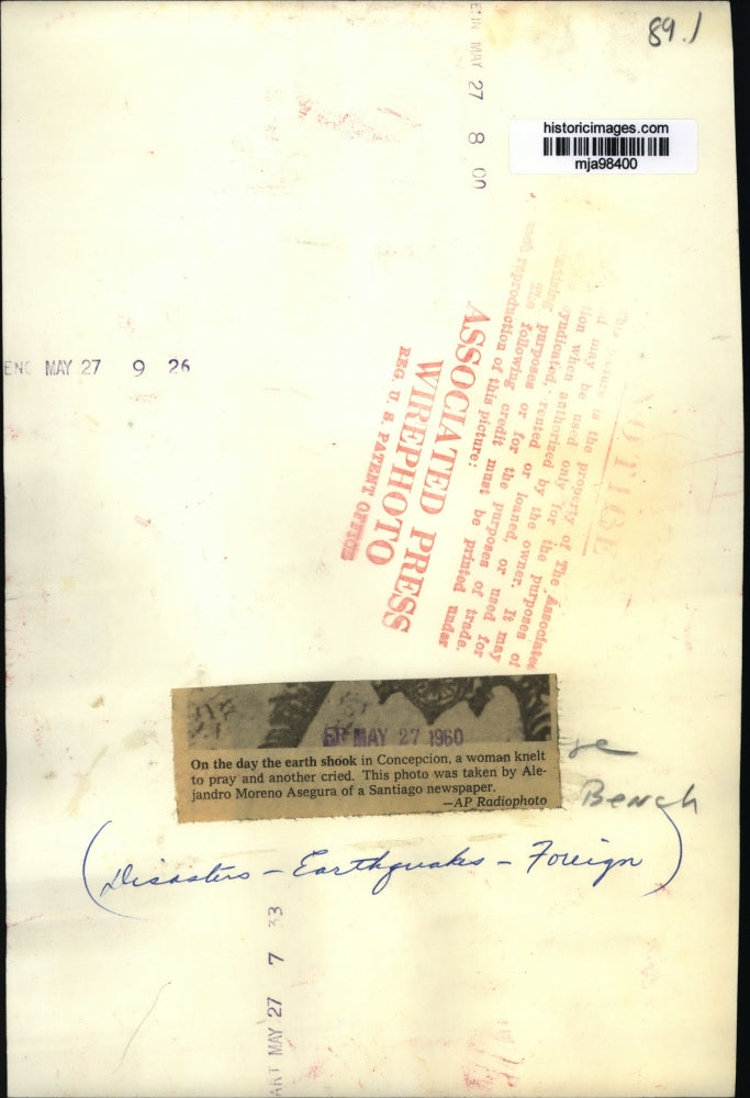 1960 Press Photo Concepcion, Chile-Women react to an earthquake that hit.