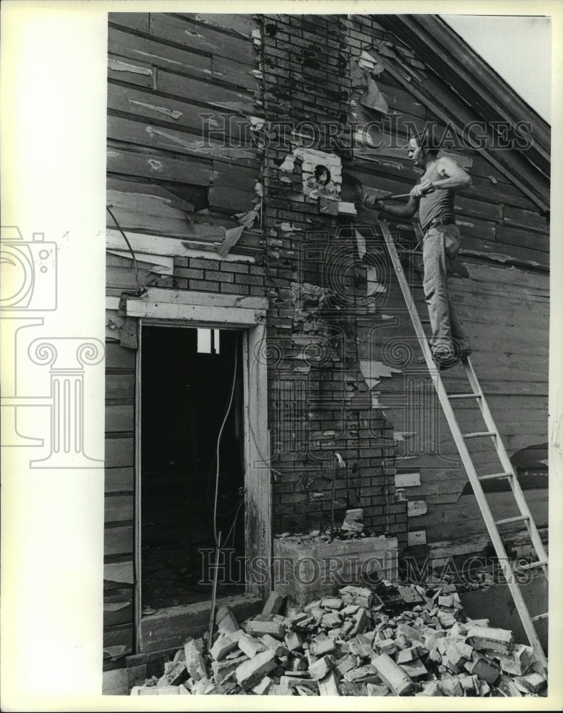 Load image into Gallery viewer, 1980 Press Photo Palmyra-Jerry Dewane removes siding of historic school building

