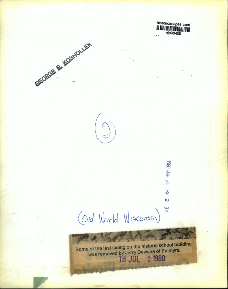 1980 Press Photo Palmyra-Jerry Dewane removes siding of historic school building