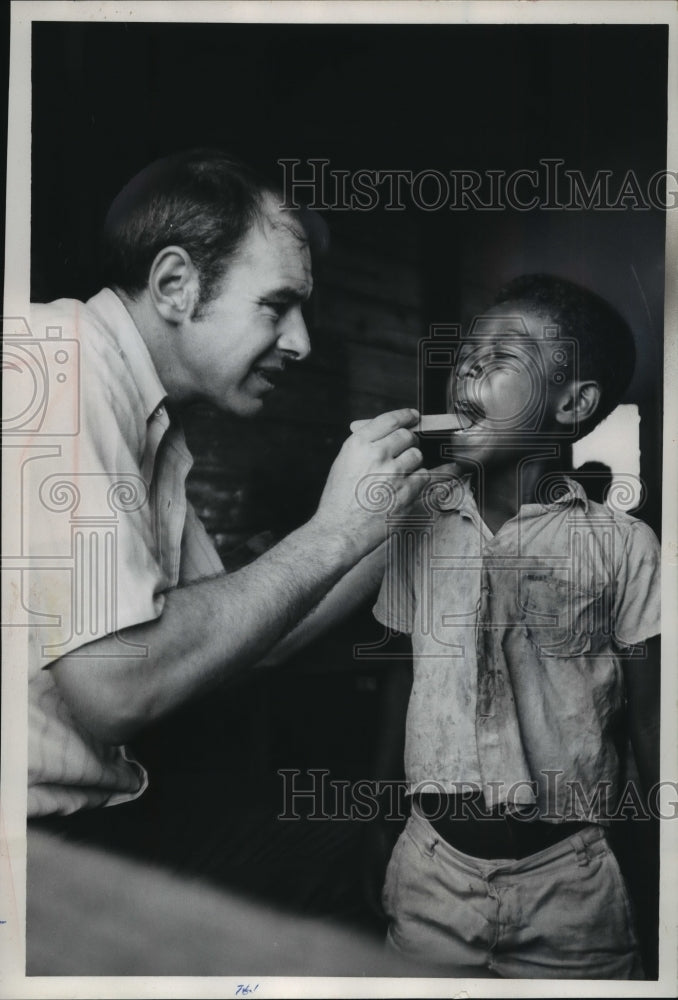 1973 Press Photo Wawa, Nicaragua, John Duffy Madison dentist checks teeth.- Historic Images