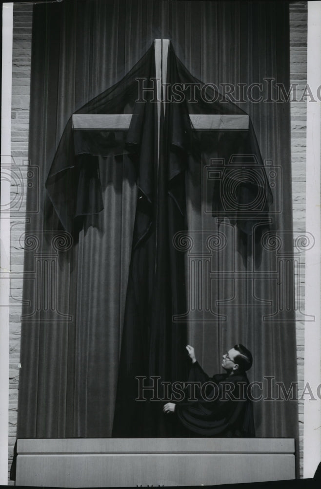 1956 Press Photo Reverend Carroll J. Olm drapes cross with black veil- Historic Images