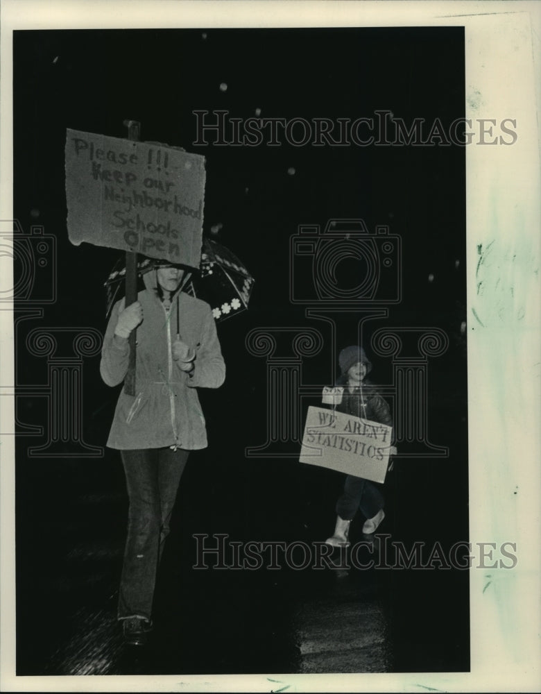 1983 Press Photo Protesters against board&#39;s decision to close 4 schools- Historic Images