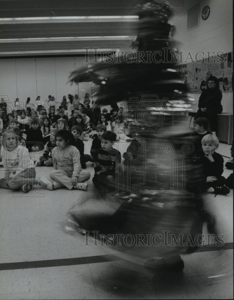 1994 Press Photo Teresa McAdams spins around performing an Egyptian dance- Historic Images